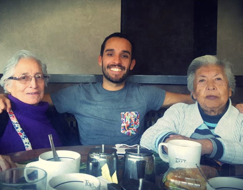 César con sus dos abuelas