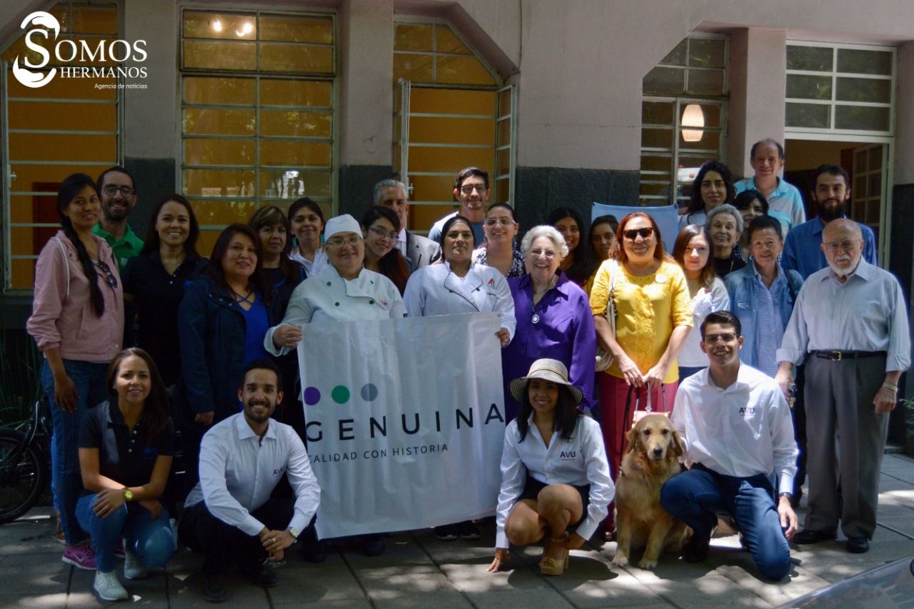 César con personas mayores y el equipo de AVU